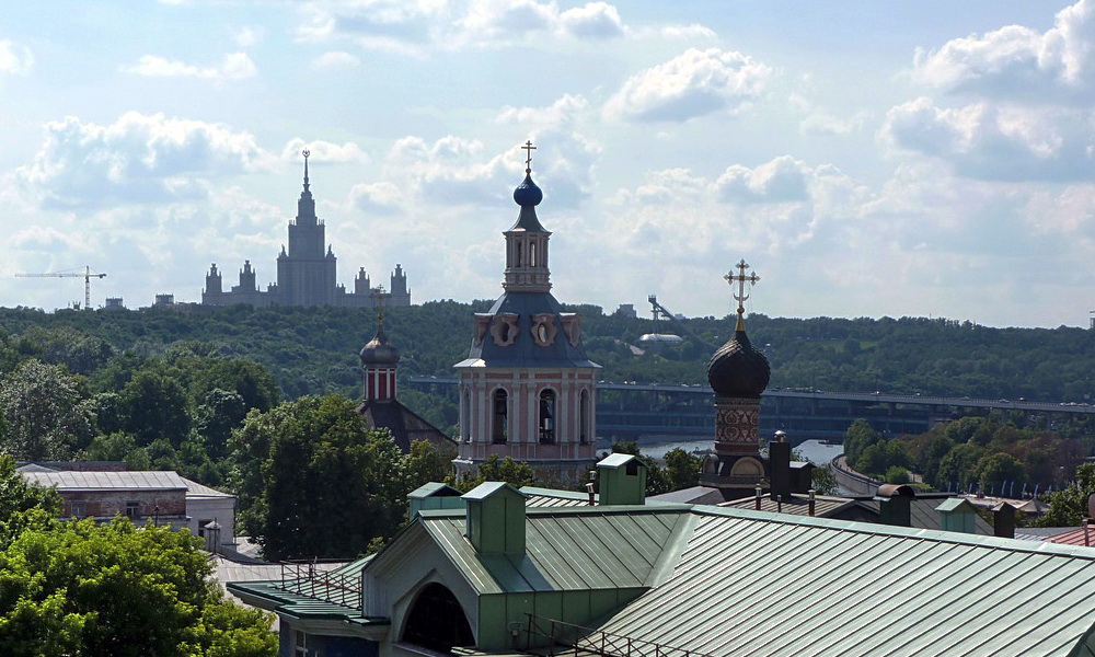 Вид на Москву со смотровой площадки у здания РАН