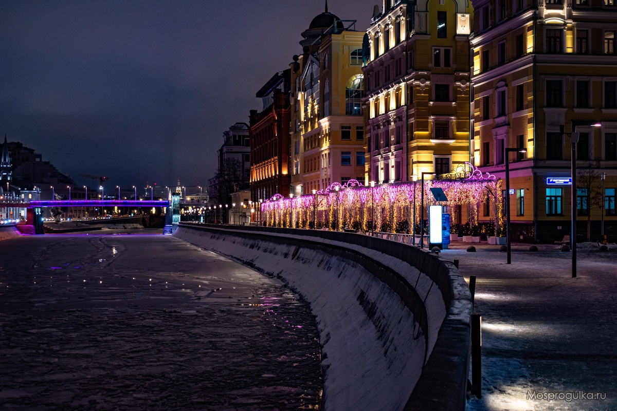 Световой тоннель на Якиманской набережной