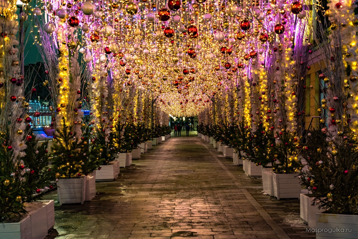 Световой тоннель на Якиманской набережной