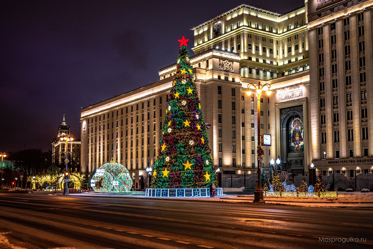 Ёлка перед зданием Минобороны на Фрунзенской набережной