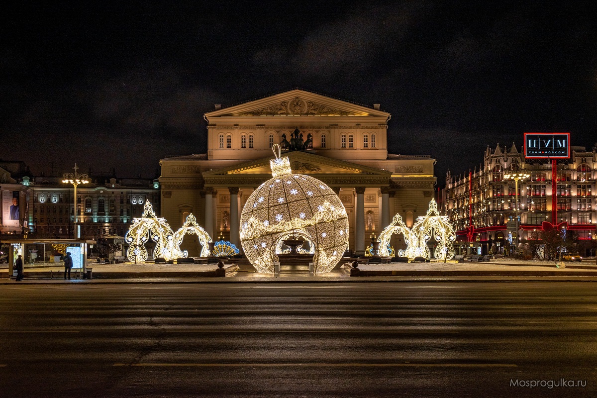 Новогодние украшения на Театральной площади
