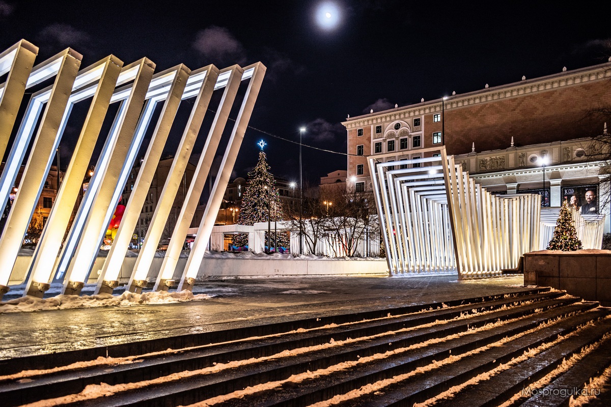 Новогоднее украшение Триумфальной площади