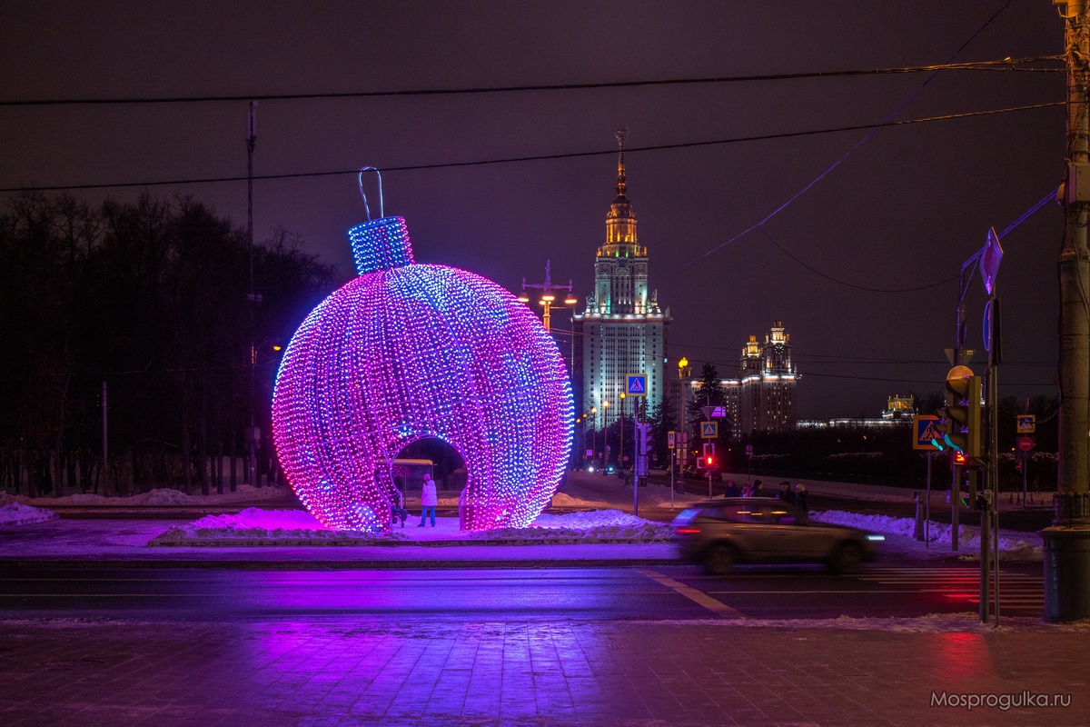Световой ёлочный шар на Воробьёвых горах