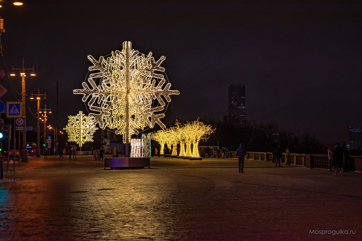 Новогоднее оформление смотровой площадки на Воробьёвых горах