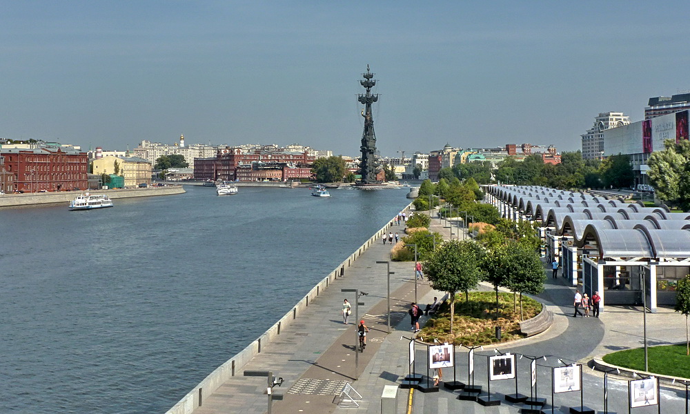 Крымская набережная - отличное место для катания на самокате Крымская набережная - отличное место для катания на самокате