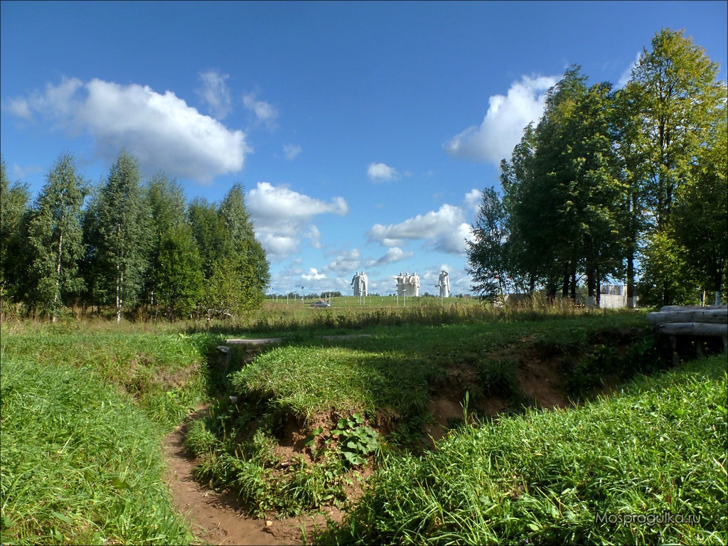 Окопы и памятник Героям-панфиловцам Окопы и памятник Героям-панфиловцам